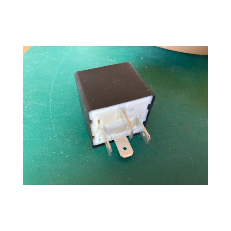 Relais sur la plaque sur l'aile avant Murena